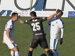 Eski Galatasaraylı Almanya’da Sahayı Karıştırdı