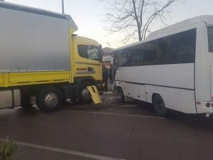 Buzlanma Zincirleme Kazaya Yol Açtı: 10 Yaralı