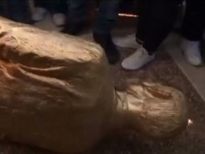 İsrailliler Altın Kaplama Netanyahu Heykelini Yıktı