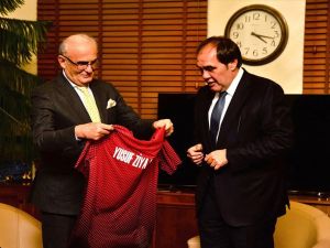 Demirören’den Yılmaz’a Forma
