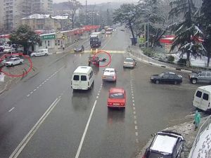 Sürücüsü Yola Düşen Araç Kendi Kendini Park Etti