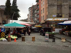 Rize Belediyesi Anayolu Trafiğe Kapadı Semt Pazarı Kurdu