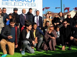 Futbolcular Çocuklar İçin Halı Sahada