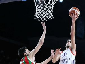 Anadolu Efes Farklı Kazandı