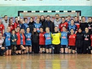 Kadın Hentbolculardan Polisle Birlik Ve Beraberlik Pozu