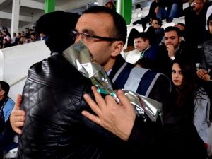 Yeşilgiresun Belediyespor Taraftarından Polislere Karanfil