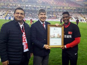 Eto’o’ya Onursal Hemşehrilik Belgesi
