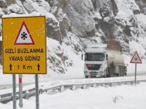 Kar ve Buzlu Yollar Zigana Dağı Ve Geçidi’nde Sürücülere Zor Anlar Yaşatıyor