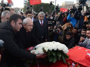 Olay Yerine Çiçek Bıraktı