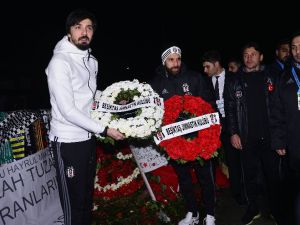 Beşiktaş’ın Yıldızları Şehitler Tepesi’ne Çelenk Bıraktı