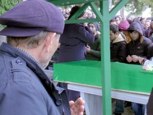 Kazada Ölen Oğlunun Tabutundan Gözlerini Bir An Olsun Ayırmadı