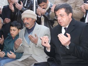 Bakan Zeybekçi Şehit Ailesini Ziyaret Etti