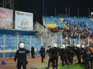 Maç Bitti Tribünler Karıştı