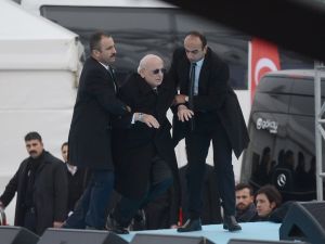 Meclis Başkanının Düşmesini Korumalar Engelledi