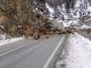 Artvin’in Ardanuç Ve Şavşat İlçelerine Ulaşımı Sağlayan Yola Kaya Düştü