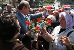 Annelere 5000 çiçek dağıtıldı