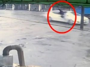 Cep Telefonuyla Uğraşırken Aracıyla Yayaya Çarptı