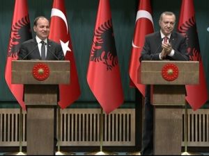Cumhurbaşkanı Erdoğan, Arnavut Gazeteciyi Alkışladı