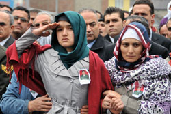 Şehit Ağabeye Cenazede Kardeş Selamı
