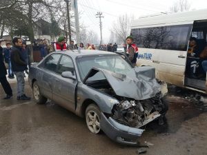 Otomobil Öğrenci Servisi İle Çarpıştı: 12 Yaralı