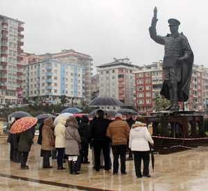 Taşınan Atatürk Anıtı önünde ilk etkinliği CHP düzenledi