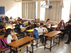Çocukluk Hayalini Şimdi Öğrencileriyle Gerçekleştiriyor