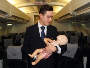 Kabin Memuru Bebeğin Hayatını Kurtardı