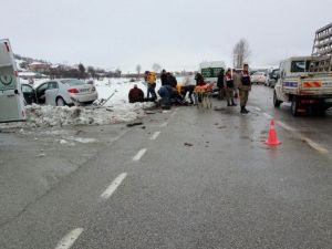 Öğrenci Servisi İle Otomobil Çarpıştı: 13 Yaralı