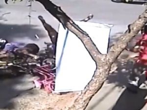 Motosiklet Anne Ve Kızına Böyle Çarptı