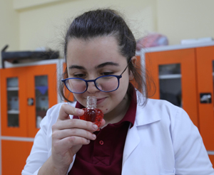 Rize'de Okulda Ürettikleri Parfümü Öğrencilere Hediye Ediyorlar