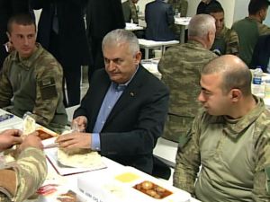Başbakan Yıldırım Askerlerle Yemek Yedi