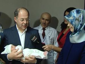 Ankara’da Yılın İlk Bebeğini Bakan Kucakladı