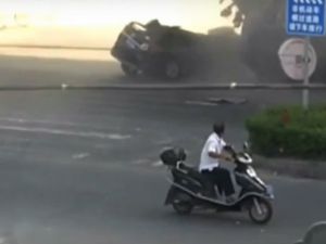 Kontrolden Çıkan Tanker Otomobilin Üzerine Devrildi