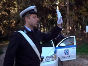 Yunan Polisi De Mannequian Challenge Çılgınlığına Katıldı