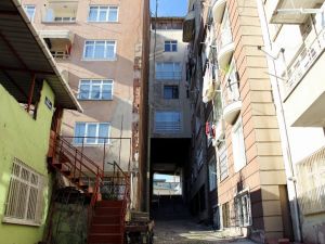 5 Katlı Binanın Altından Sokak Geçiyor