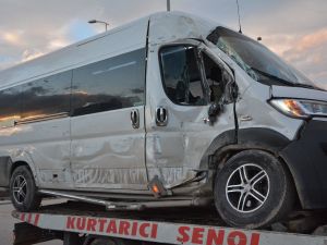 Öğrenci Servisi İle Kamyon Çarpıştı: 5 Yaralı