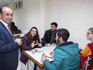 Rektörden Finallere Hazırlanan Öğrencilere Çay-simit İkramı