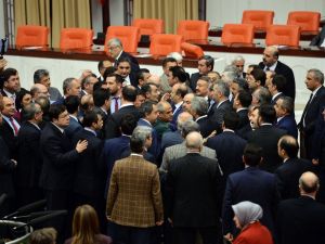 Genel Kurulda Tartışma