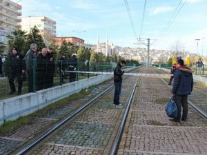 Tel Örgülerin Üzerinde Atladı, Tramvayın Altında Kaldı