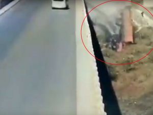 Kamyon Köprüden Aşağı Uçtu