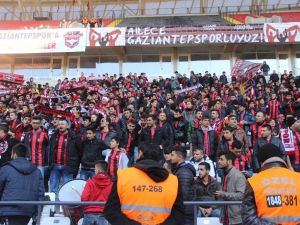 Gaziantep’te Alkışlı İstifa Çağrısı