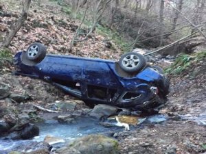 Trabzon'da otomobil dereye yuvarlandı: 1 ölü, 2 yaralı