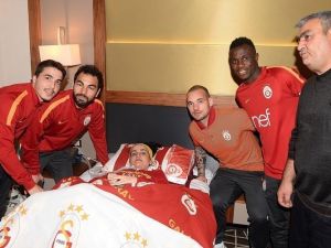 Galatasaraylı Futbolculardan Örnek Davranış