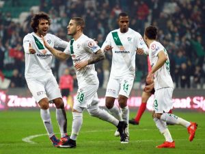 Bursa Evinde Akhisar’a Boyun Eğdi