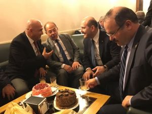 Görüşmelerde Doğum Günü Kutlaması