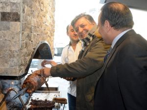 Yılmaz Vural Ve Tugay Kerimoğlu Cağ Kebabı Kesti