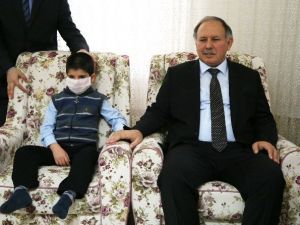 Artvin’de 7 Yaşındaki Lösemili Hastası Arif Karnesini Evinde Aldı