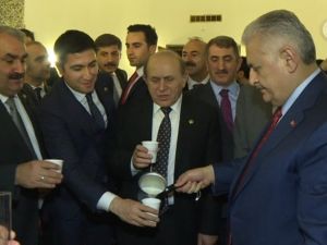 Başbakan Yıldırım Meclis’te Milletvekillerine Süt Dağıttı