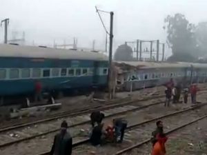 Hindistan’da Tren Raydan Çıktı: 26 Ölü