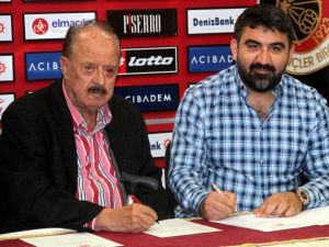 Ümit Özat: Bir Nevi Evin Direği Gitti